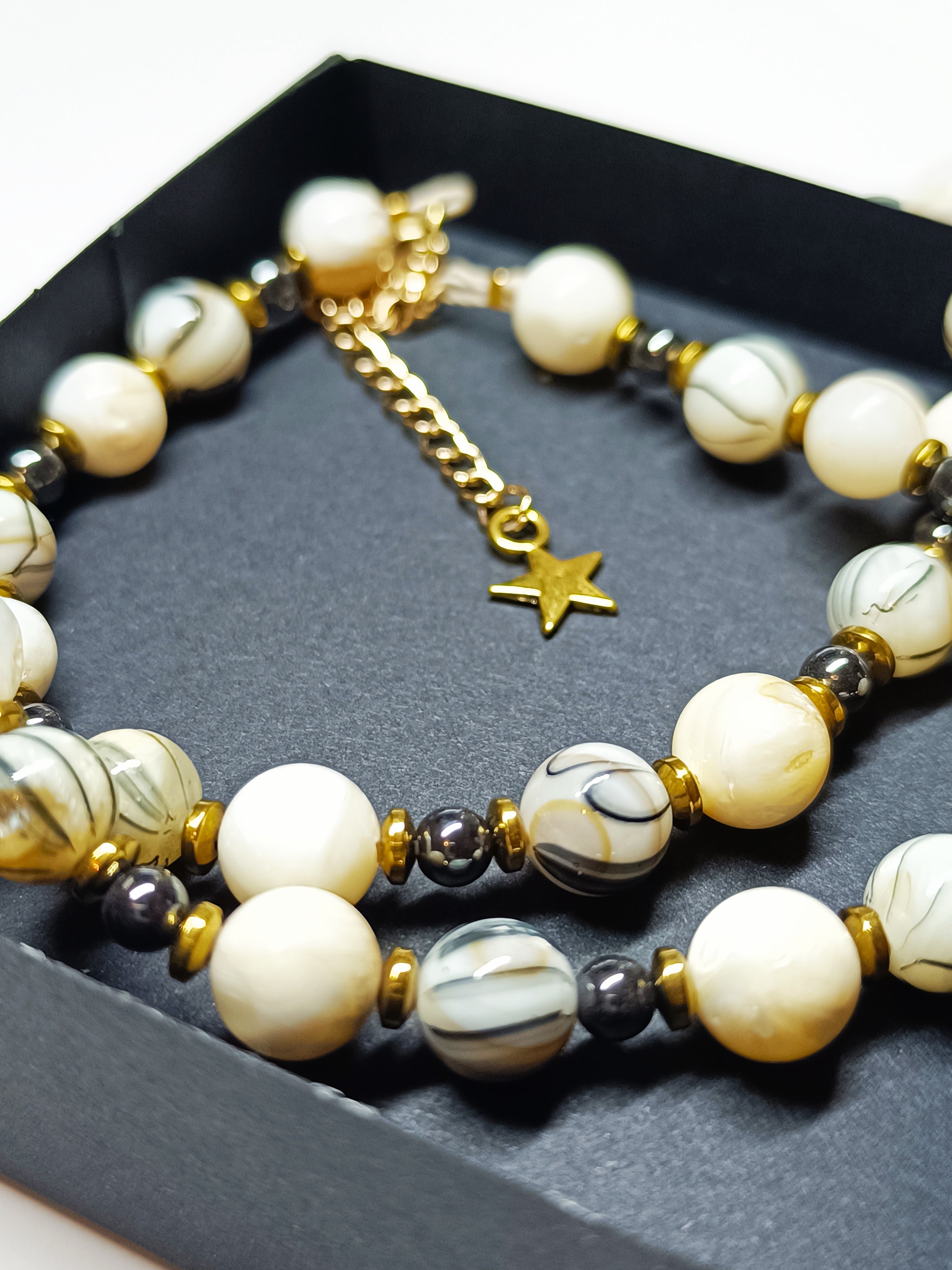 Collier Rivage : Perles de Coquillage & Éclat Doré Naturel