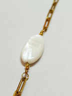 Détail de la perle de nacre naturelle ovale irisée du Bracelet AVA, montrant sa texture et ses reflets uniques.