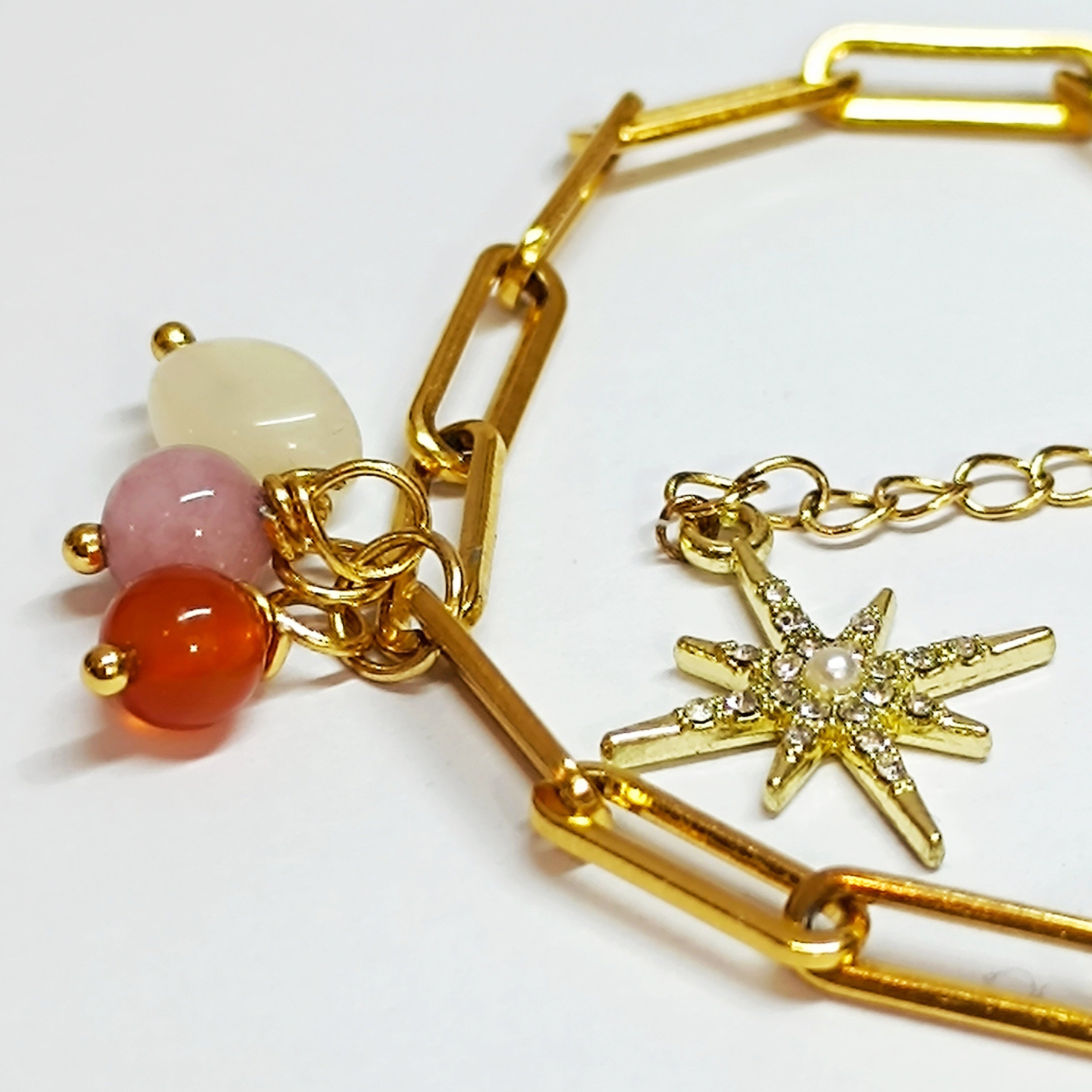 Vue rapprochée du Bracelet ELISE montrant les perles fines multicolores et le pendentif étoile du nord doré à l'or fin 24K.