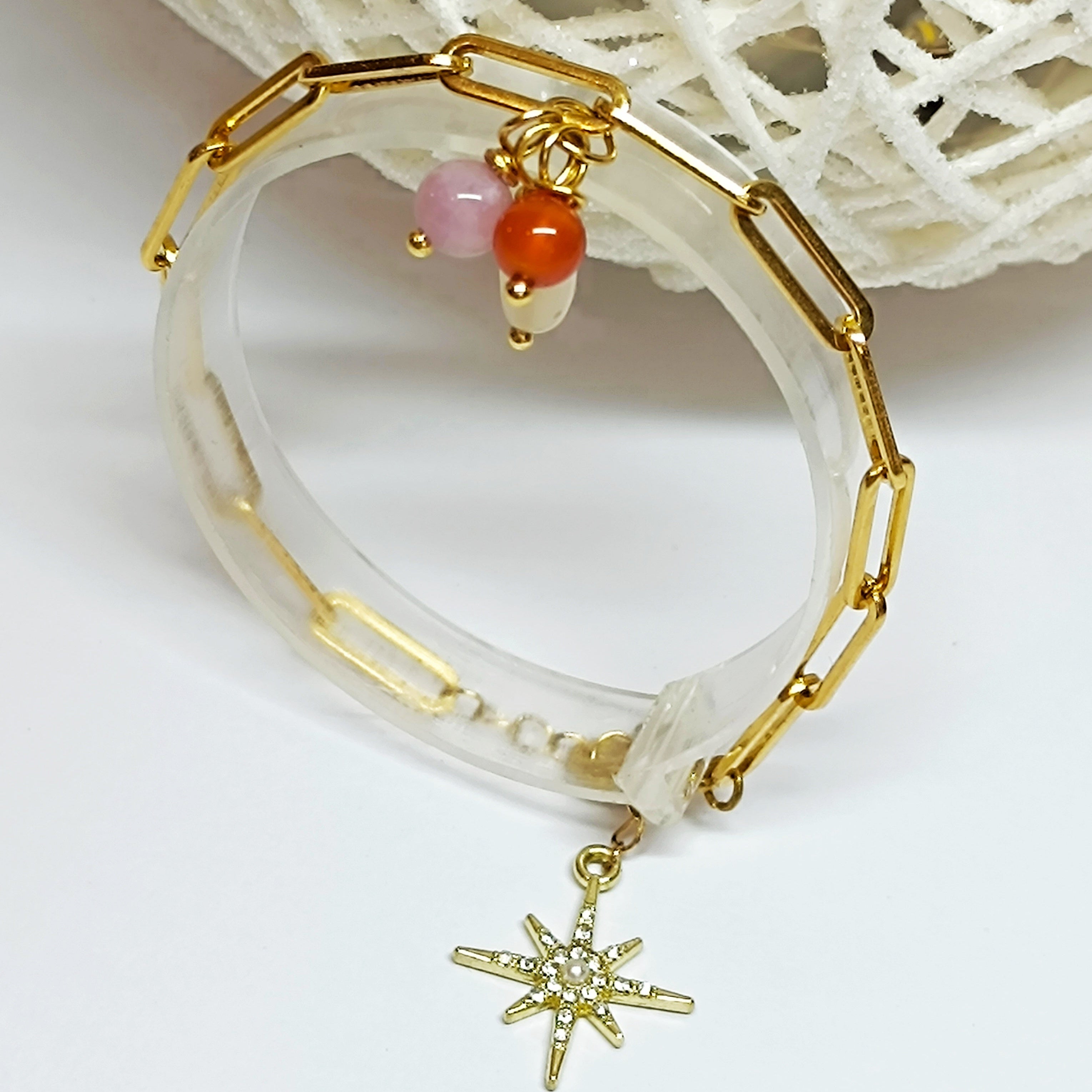 Bracelet ELISE en acier inoxydable doré, avec perles de cornaline, quartz rose et pierre de lune, orné d'un pendentif étoile du nord.
