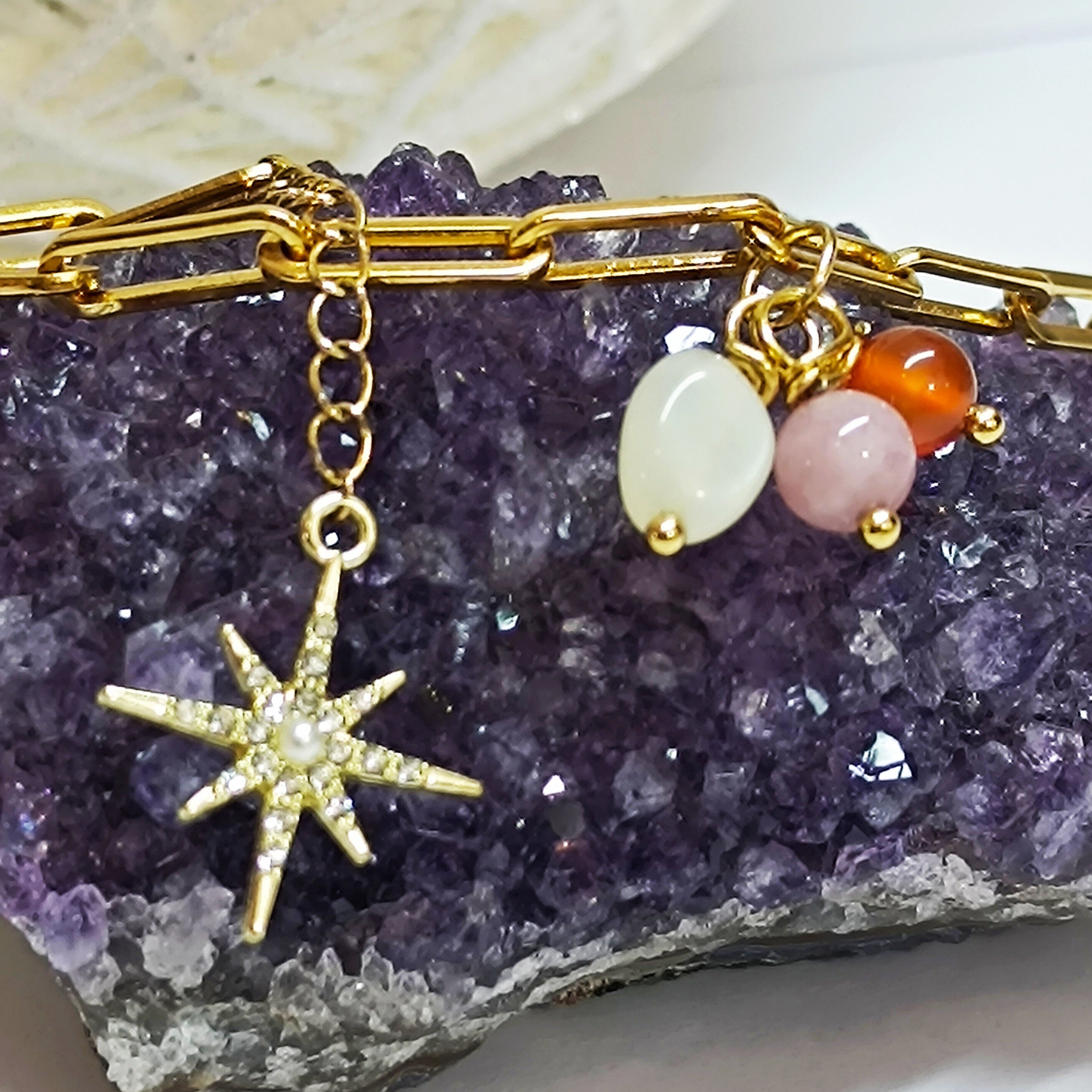 Détail des perles de cornaline, quartz rose et pierre de lune du Bracelet ELISE, avec la chaîne dorée, posé sur une améthyste.