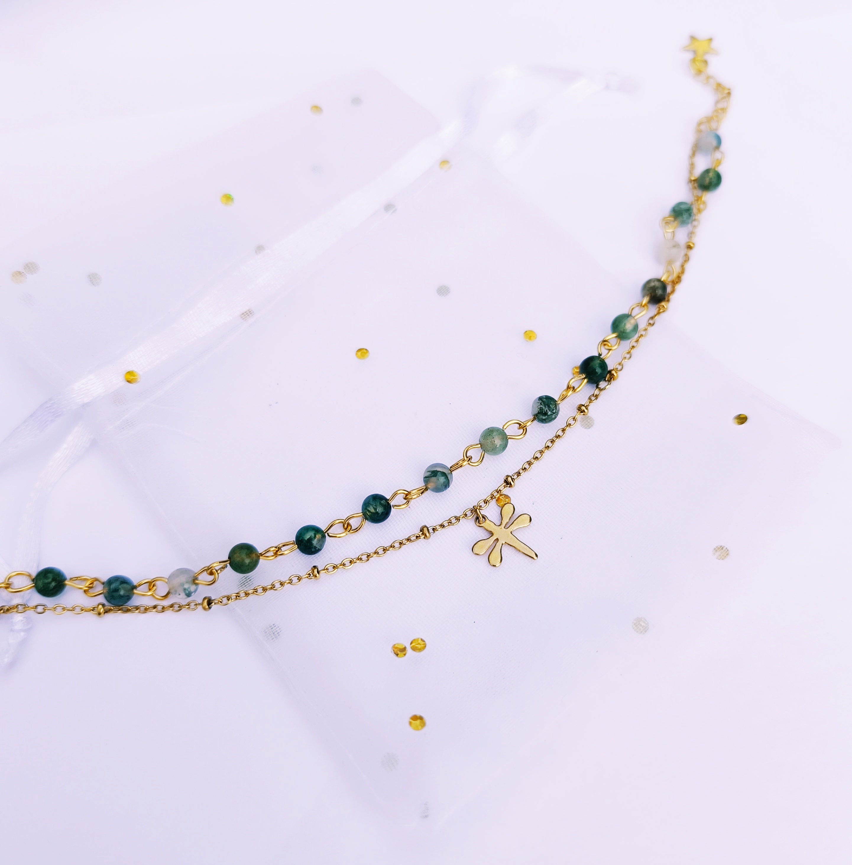 Bracelet double SANACA en Agate Mousse et acier inoxydable doré avec pendentif libellule, présenté ouvert