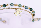 Détail rapproché du pendentif libellule doré et des perles d'Agate Mousse du bracelet double SANACA, montrant la finesse du bijou.
