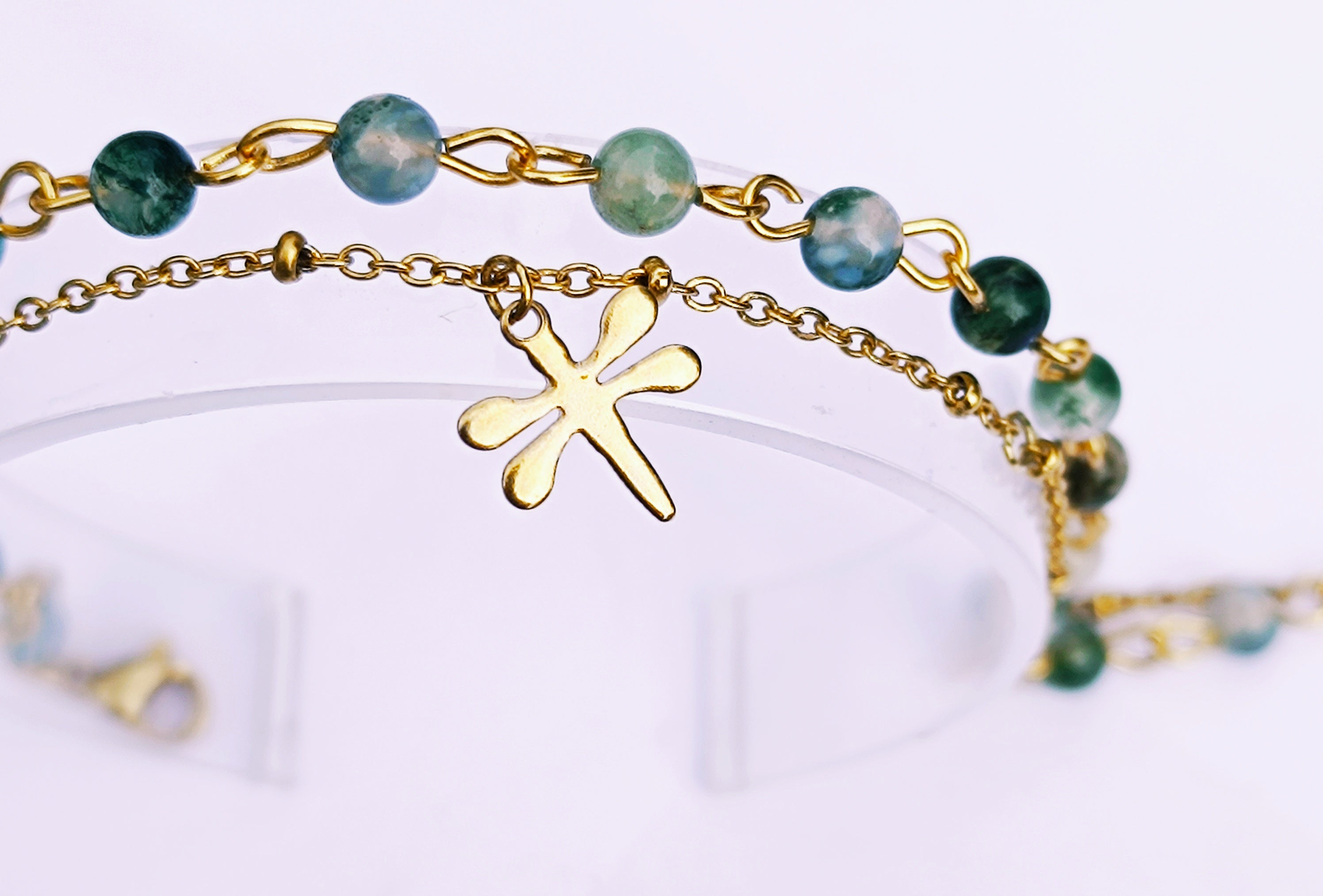 Détail rapproché du pendentif libellule doré et des perles d'Agate Mousse du bracelet double SANACA, montrant la finesse du bijou.