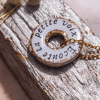 Vue de dos du pendentif "Le Murmure" scellé sous résine, révélant l'impression délicate du mantra "Écoute ta petite voix". Bijou de sagesse intérieure fait main, pièce unique.