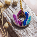 Pendentif Plume artisanal "Je veille sur toi" en argile polymère et résine haute définition, médaille de réconfort Pièce Unique vendue seule sans chaîne, création Sanaca faite main dans mon atelier du sud-ouest.