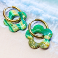 Paire de boucles d'oreilles interchangeables "Jade" Flexilook, pampilles FLEUR en argile polymère verte et jaune avec incrustations dorées. 
