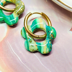  boucles d'oreilles interchangeables "Jade" Flexilook, pampilles FLEUR en argile polymère verte et jaune avec incrustations dorées. 