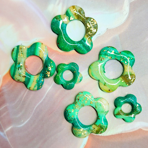 Pampilles interchangeables "Jade" Flexilook, forme FLEUR en argile polymère verte et jaune avec incrustations dorées. 