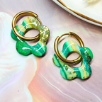 Paire de boucles d'oreilles interchangeables "Jade" Flexilook, pampilles FLEUR en argile polymère verte et jaune avec incrustations dorées. 