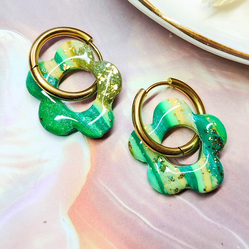 Paire de boucles d'oreilles interchangeables "Jade" Flexilook, pampilles FLEUR en argile polymère verte et jaune avec incrustations dorées. 