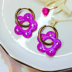 Paire de boucles d'oreilles interchangeables "Glam Fleur" Flexilook, pampilles florales en argile polymère violet fuchsia avec strass.