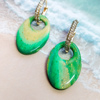 Boucles d'oreilles modulables et interchangeables "Caraïbes" de la collection Flexilook, avec pampilles ovales aux couleurs tropicales.