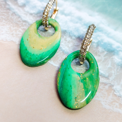 Boucles d'oreilles modulables et interchangeables "Caraïbes" de la collection Flexilook, avec pampilles ovales aux couleurs tropicales.