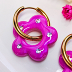 Paire de boucles d'oreilles interchangeables "Glam Fleur" Flexilook, pampilles florales en argile polymère violet fuchsia avec strass.