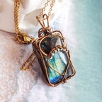 Pendentif rectangulaire "Aura" en labradorite aux intenses reflets bleus et verts, entouré de fil de laiton wire wrapping bi-ton et perles argent 925, avec sa chaîne.
