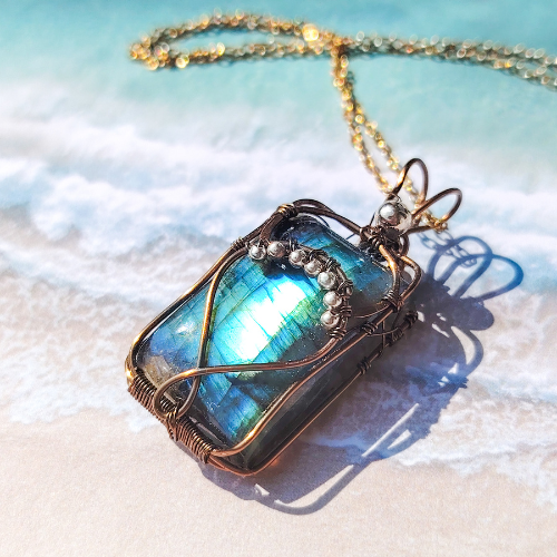 Pendentif "Aura" en labradorite véritable aux reflets bleus, monté en wire wrapping fil de laiton antique bi-ton avec perles en argent 925, sur chaîne dorée.