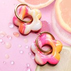 Paire de boucles d'oreilles interchangeables "Tutti Frutti" Flexilook en argile polymère rose et orange à paillettes dorées, forme fleur.