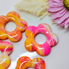 Pampilles interchangeables "Tutti Frutti" Flexilook en argile polymère rose et orange à paillettes dorées, forme fleur.