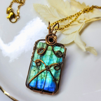 arriere du Pendentif rectangulaire "Aura" en labradorite aux intenses reflets bleus et verts, entouré de fil de laiton wire wrapping bi-ton et perles argent 925, avec sa chaîne.