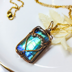 Pendentif rectangulaire "Aura" en labradorite aux intenses reflets bleus et verts, entouré de fil de laiton wire wrapping bi-ton et perles argent 925, avec sa chaîne.