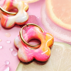 Paire de boucles d'oreilles interchangeables "Tutti Frutti" Flexilook en argile polymère rose et orange à paillettes dorées, forme fleur.