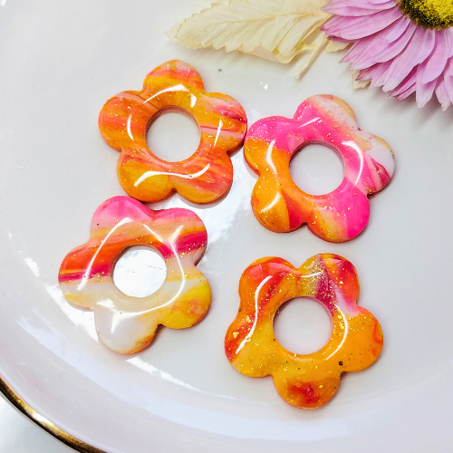 Pampilles interchangeables "Tutti Frutti" Flexilook en argile polymère rose et orange à paillettes dorées, forme fleur.