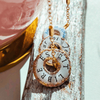 Alignement de pendentifs totems artisanaux mettant en avant le le texte mantra 