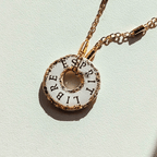 Médaille totem L'Équilibre avec mantra Esprit Libre gravé et finitions dorées artisanales.