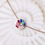 Pendentif Plume artisanal "Je veille sur toi" en argile polymère et résine haute définition, médaille de réconfort Pièce Unique vendue seule sans chaîne, création Sanaca faite main dans mon atelier du sud-ouest.