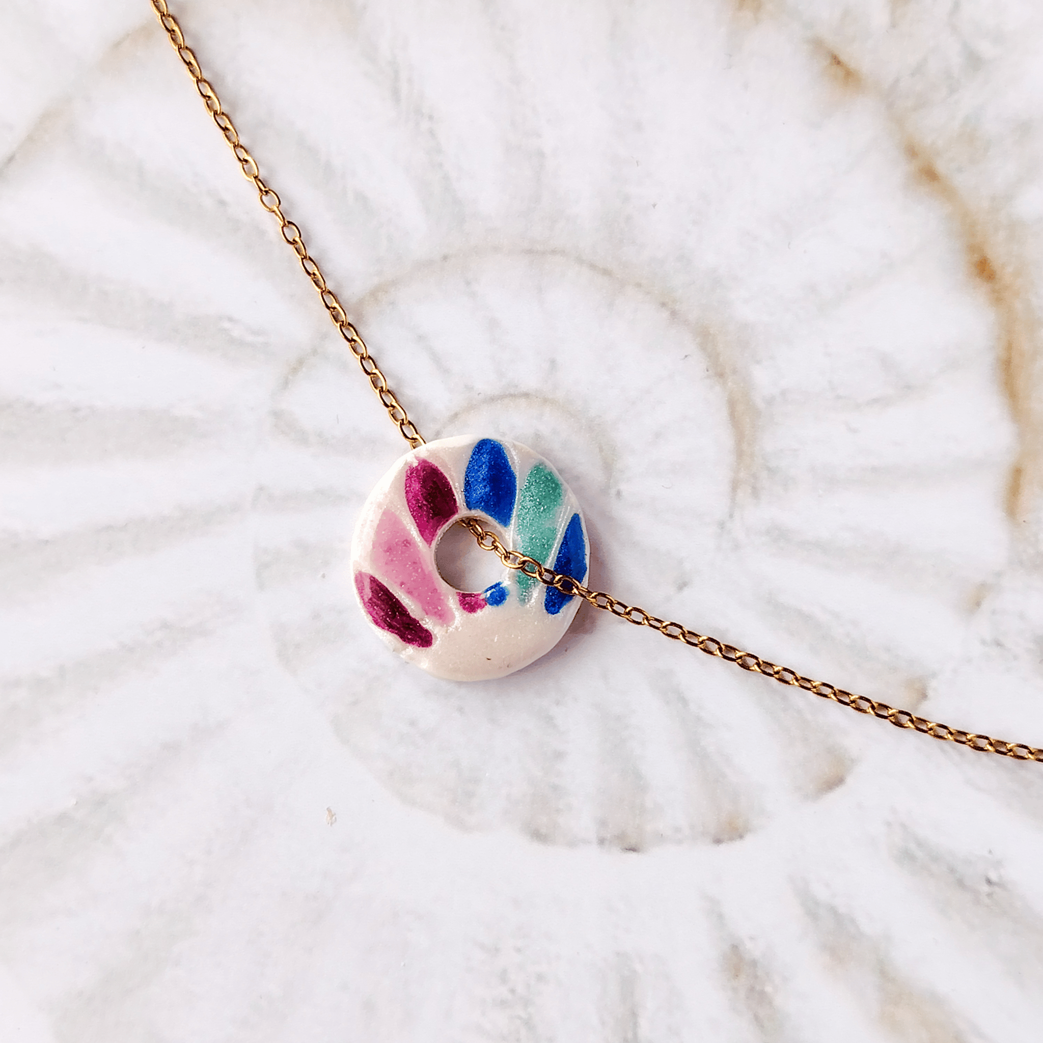 Pendentif Plume artisanal "Je veille sur toi" en argile polymère et résine haute définition, médaille de réconfort Pièce Unique vendue seule sans chaîne, création Sanaca faite main dans mon atelier du sud-ouest.