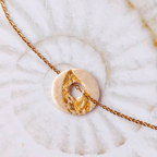 Pendentif anneau artisanal "SA TA NA MA" avec impression de feuille à la feuille d'or, bijou de métamorphose en résine et argile, Pièce Unique faite main dans mon atelier du sud-ouest.
