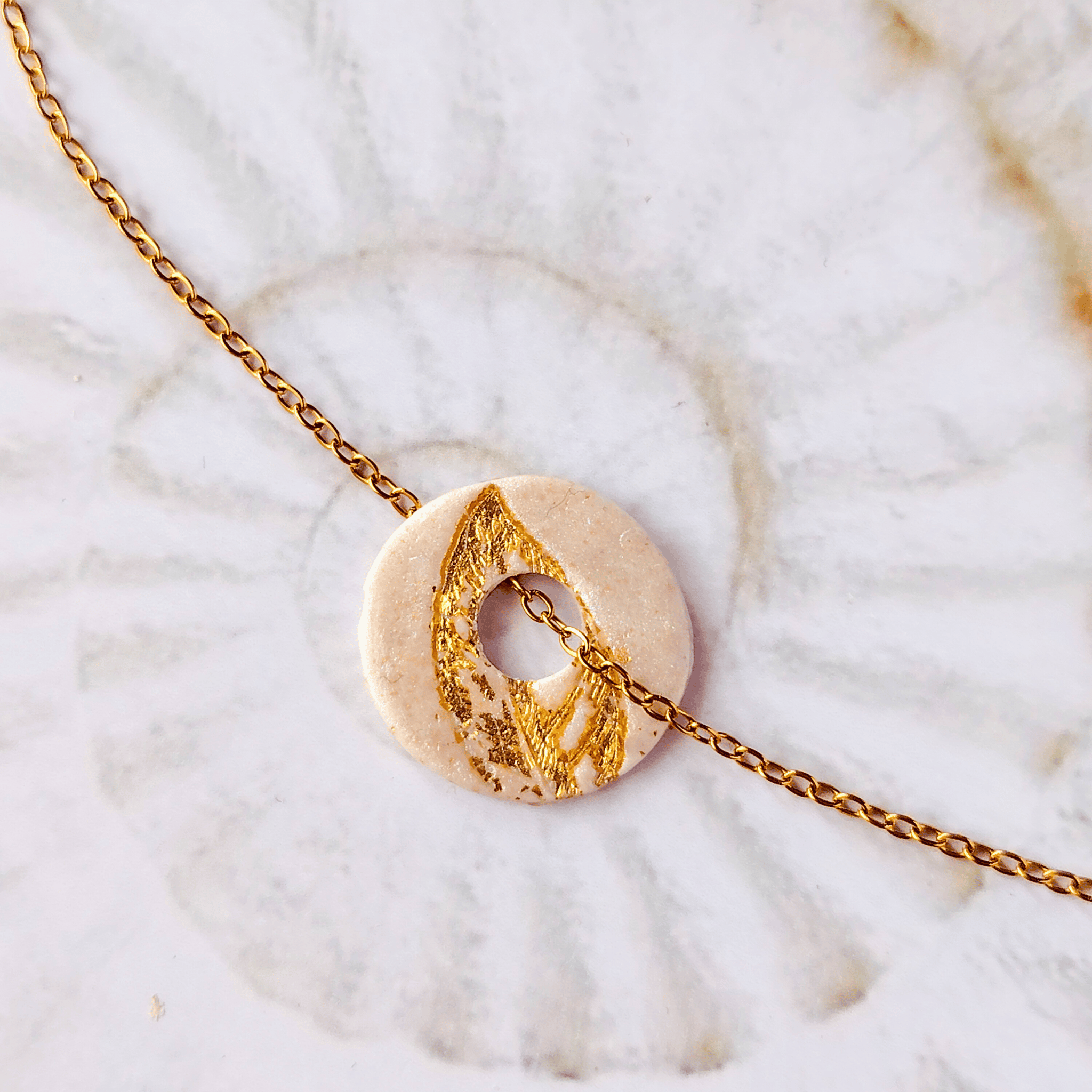 Pendentif anneau artisanal "SA TA NA MA" avec impression de feuille à la feuille d'or, bijou de métamorphose en résine et argile, Pièce Unique faite main dans mon atelier du sud-ouest.