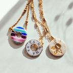 Verso de médailles Totem avec mantras gravés SA TA NA MA, bijoux spirituels faits main.