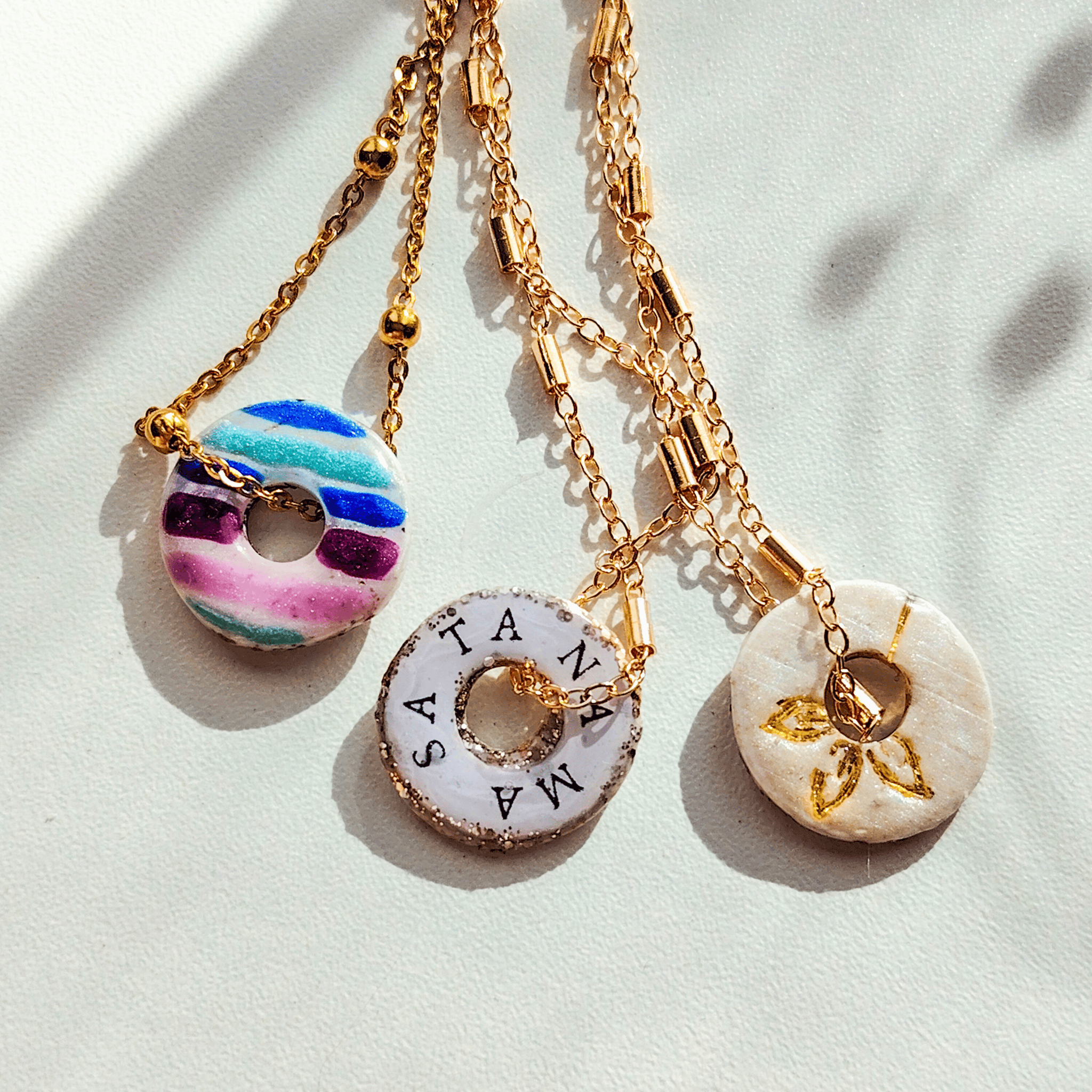Verso de médailles Totem avec mantras gravés SA TA NA MA, bijoux spirituels faits main.