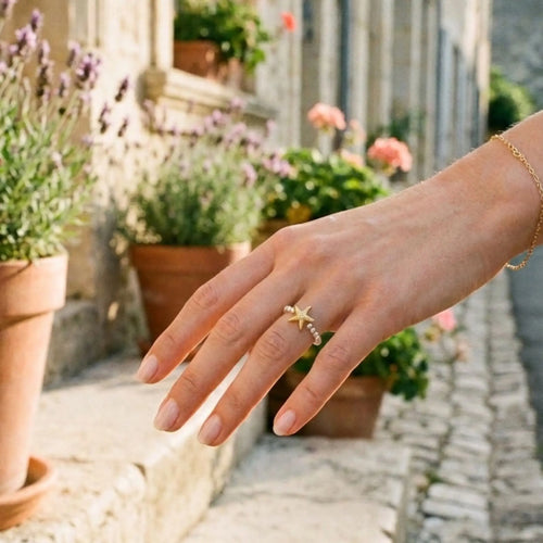 Bague élastique Stellaire portée, micro-perles argent 925 et étoile dorée à l'or fin - Sanaca Bijoux