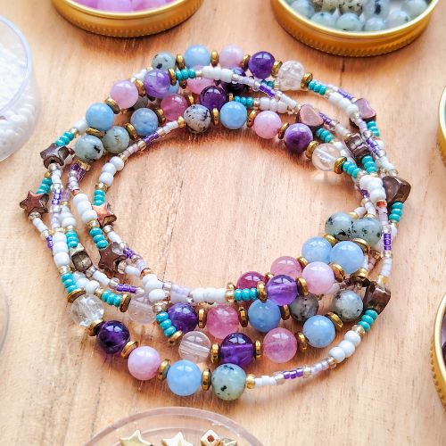 Bijoux de la Gamme Infini Bohème, modèle Boréale, avec améthyste, aigue-marine, jaspe kiwi, cristal de roche, et perles dorées en forme d'étoile et de cœur.