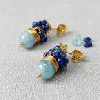 Détail des boucles d'oreilles Hossegor montrant la grappe de lapis-lazuli facetté et la perle d'aigue-marine