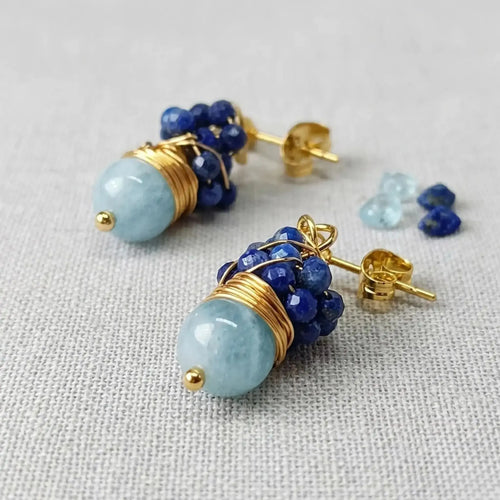Détail des boucles d'oreilles Hossegor montrant la grappe de lapis-lazuli facetté et la perle d'aigue-marine