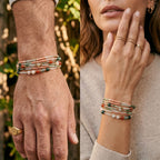 Bijou 2-en-1 Andrea de Sanaca Bijoux porté en bracelet multi-tours sur poignet homme et poignet femme. Création artisanale en pierres naturelles Cornaline et Agate Mousse, style bohème et mixte