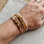 Bracelet multi-tours pour homme collection Ambre Sanaca, bijou mixte en pierres naturelles porté au poignet sur fond neutre.
