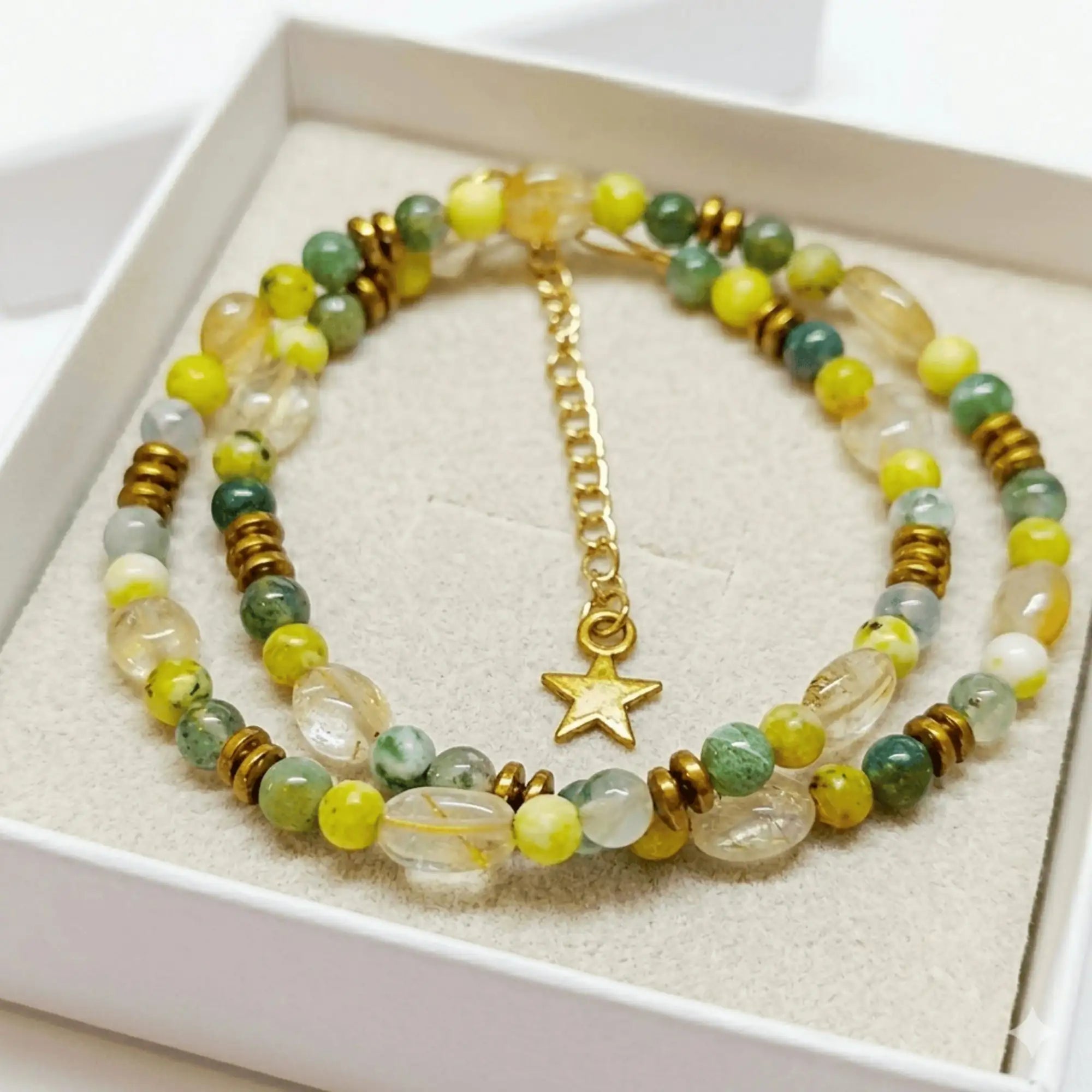 Le collier Orée présenté dans son écrin cadeau Sanaca, prêt à offrir, avec ses pierres aux nuances naturelles.