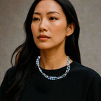 Femme portant le Collier-Bracelet Boréale de SANACA Bijoux, bijou 2-en-1 en améthyste, aigue-marine et perles Miyuki.