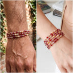 Un collage d'images montrant des bracelets multi-rangs sur le poignet d'un homme et d'une femme. Les bracelets sont composés de perles rouges, orange, blanches et noires, avec des accents dorés. Les bracelets sur le poignet de l'homme ont un design plus rustique, tandis que ceux sur le poignet de la femme sont plus délicats