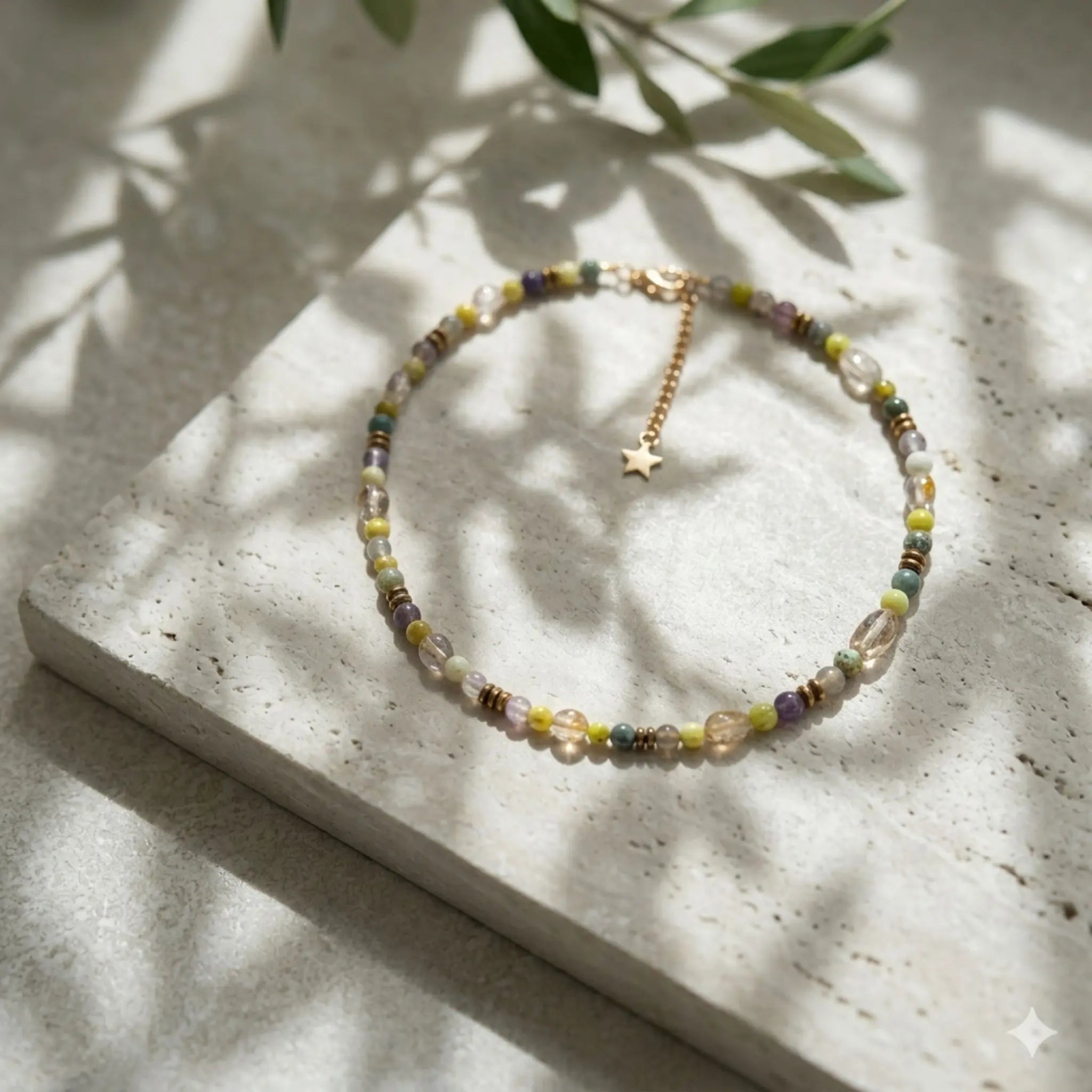 Collier ras-de-cou Orée en pierres naturelles vertes Chrysoprase et jaunes Agate Mousse, style bohème.