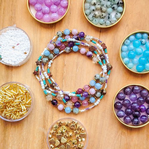 Assortiment de colliers et bracelets multi-tours Boréale avec améthyste, aigue-marine, lépidolite, jaspe kiwi, cristal de roche, perles Miyuki et intercalaires dorés.