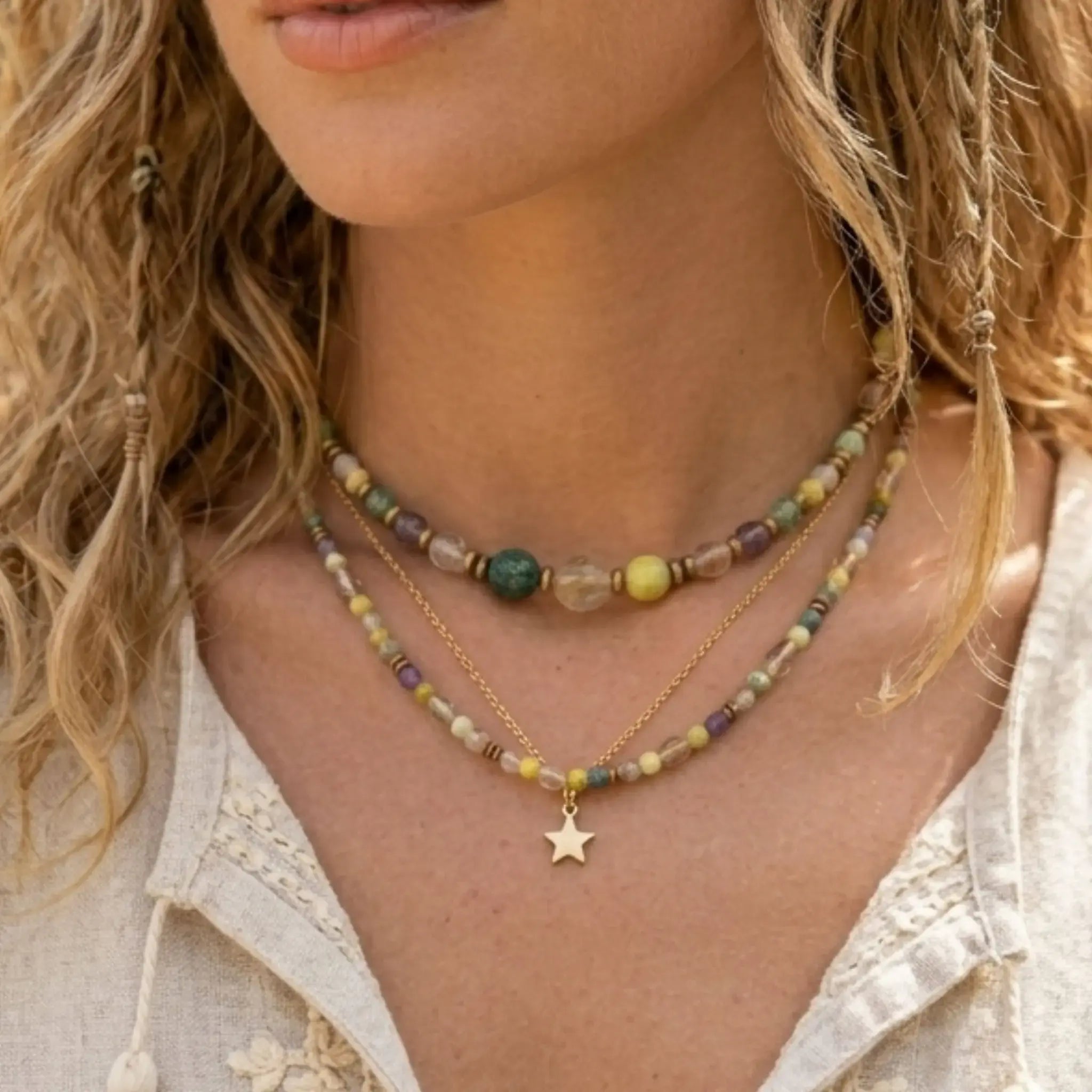 Collier Orée porté en ras-de-cou avec pampille étoile dorée en acier inoxydable, bijou délicat.
